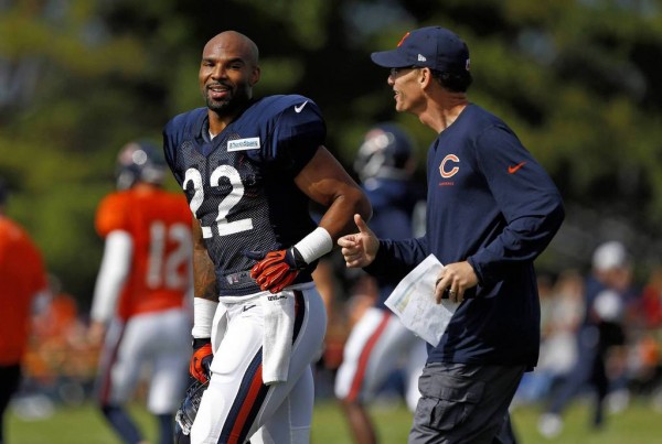 Matt Forte and Marc Trestman running alongside one another at a Chicago Bears practice