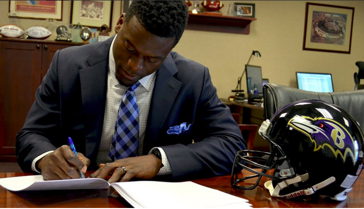 Benjamin Watson signs his Ravens contract.