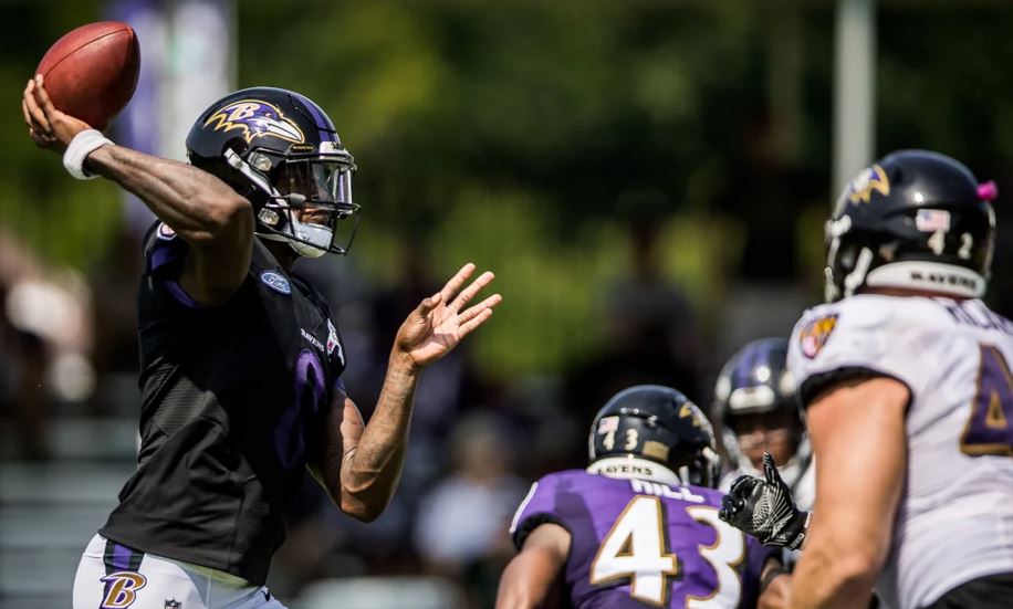 Lamar Jackson throws over the Ravens OL in practice.