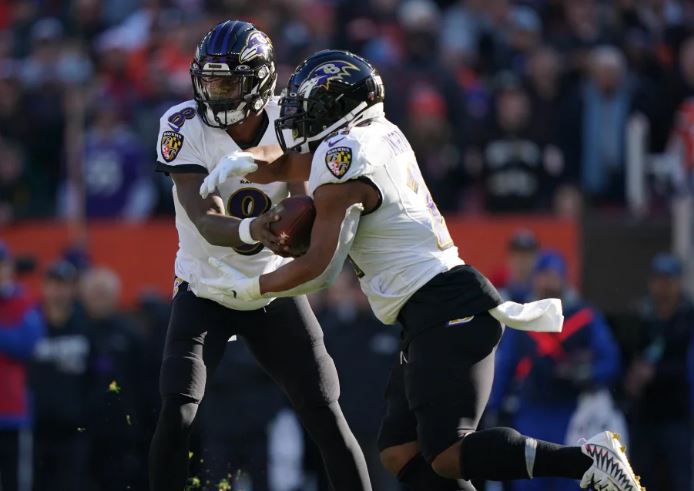 Lamar Jackson and Mark Ingram mesh on a handoff.