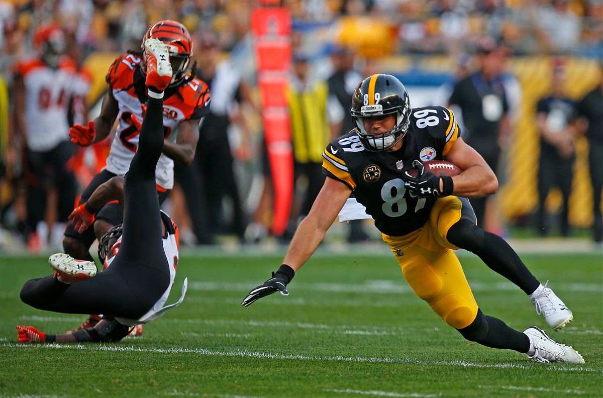 Vance McDonald carries the ball against the Bengals.